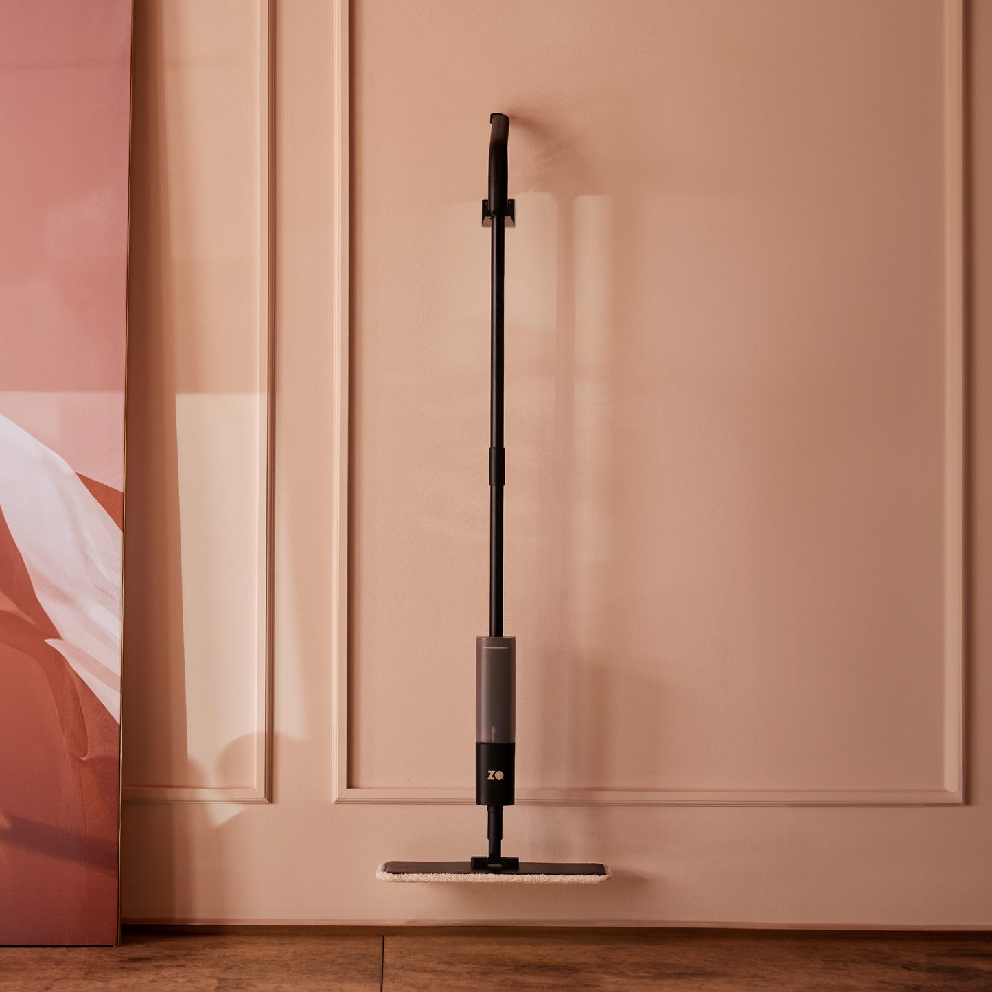 Zo. vloer spraywisser wandhouder
Duurzame, stoere zwarte metalen houder voor de ZO vloer schoon spraywisser. Hiermee kunt u uw spraywisser op een handige plek ophangen en is je spraywisser altijd klaar voor gebruik.