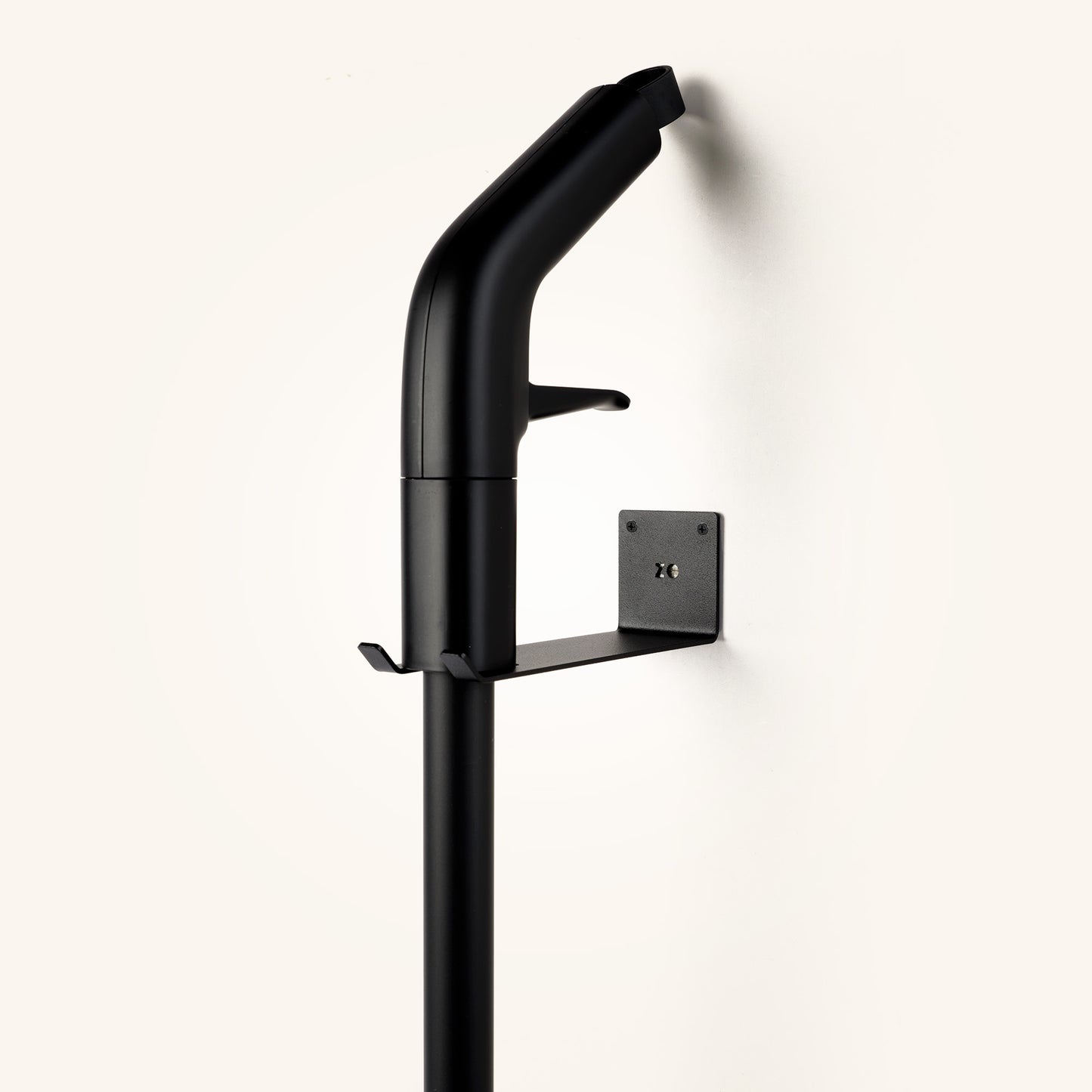 Zo. vloer spraywisser wandhouder
Duurzame, stoere zwarte metalen houder voor de ZO vloer schoon spraywisser. Hiermee kunt u uw spraywisser op een handige plek ophangen en is je spraywisser altijd klaar voor gebruik.