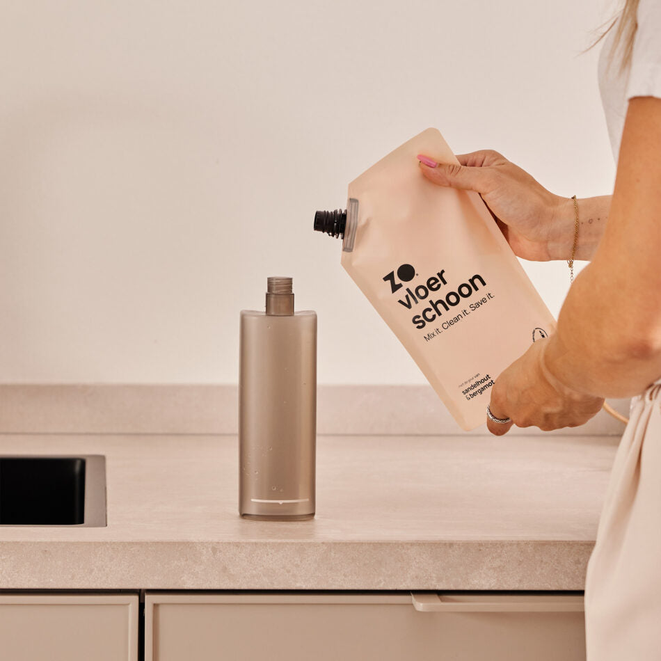 Zo. vloer schoon navulzak. Hiermee kunt u 10 keer de sprayer van uw vloerwisser bijvullen.