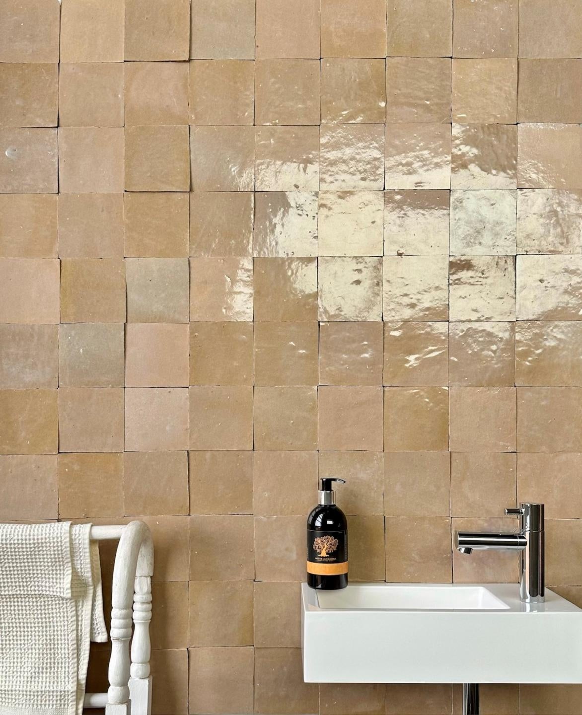 De Tegel BV Zellige Alhambra nr 08 Cafe au Lait 10x10 cm, afname per doos van 1 m²