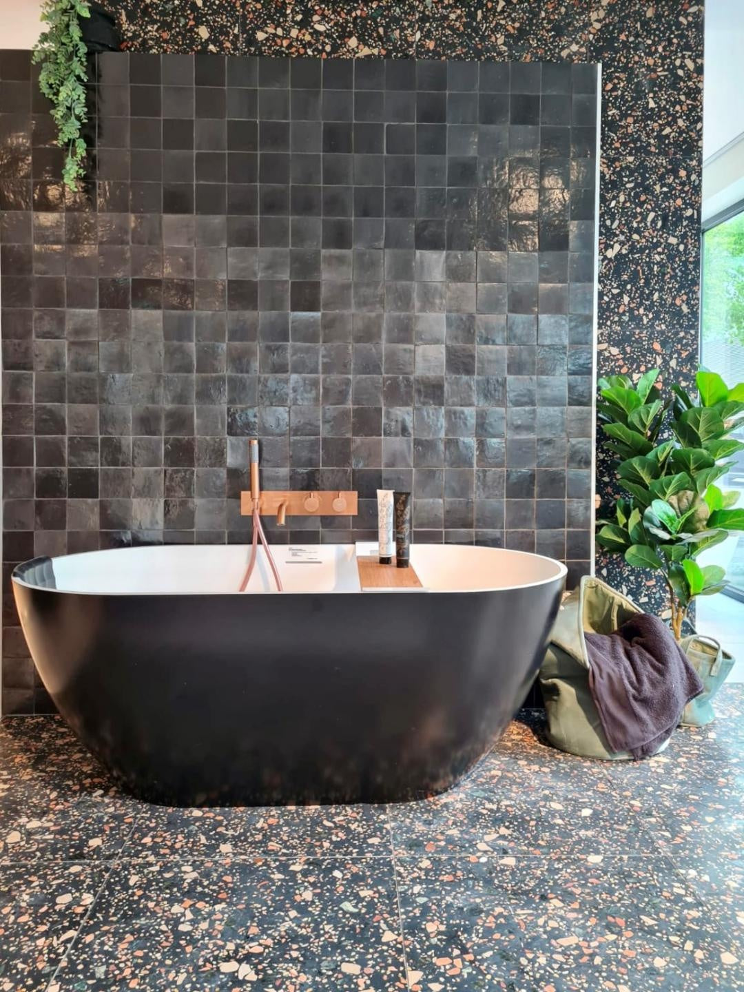 De Tegel BV Zellige Alhambra nr 31 Noir 10x10 cm, afname per doos van 1 m²